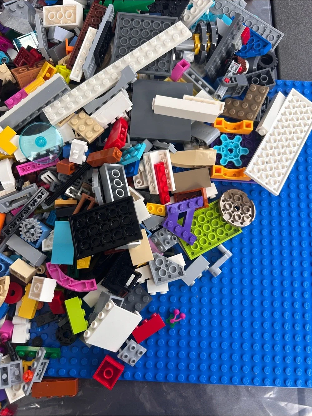 LEGO Bulk lot 4.12 pounds (which includes box) Loc: J2